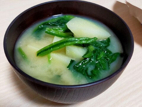 じゃがいもとほうれん草のお味噌汁